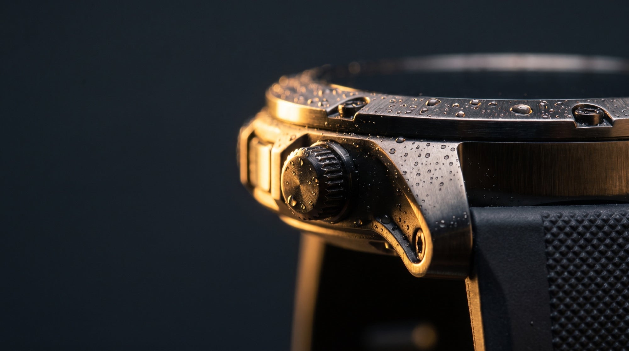 Detail van een smartwatch met waterdruppels in warm tegenlicht