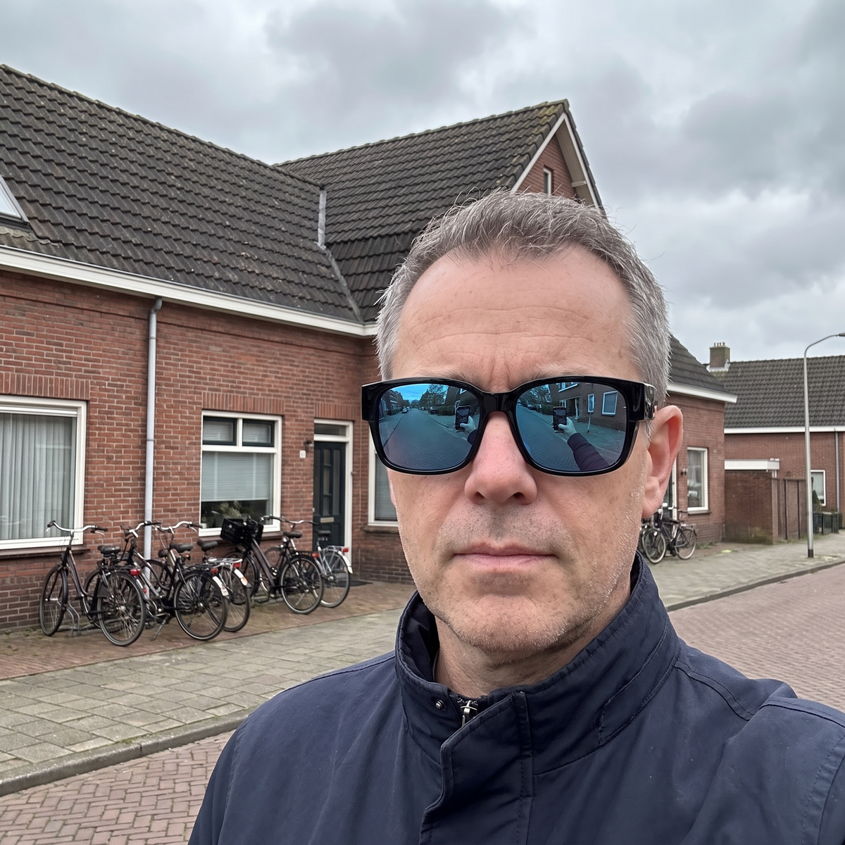man-blauwe-fit-over-rijtjeshuis