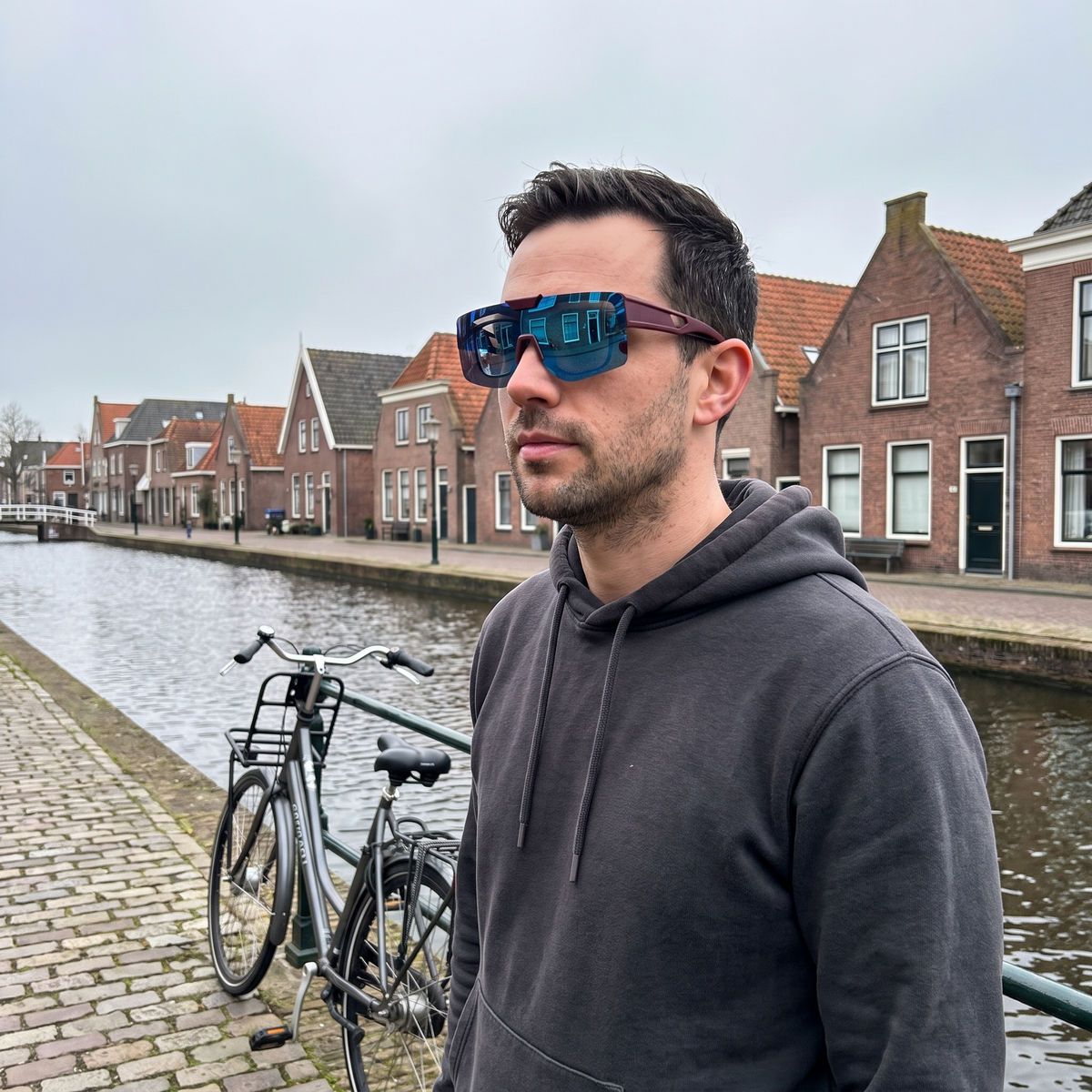 man-rode-fit-over-gracht